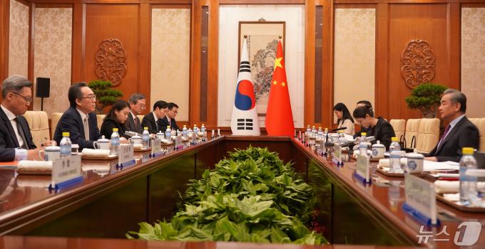 [사진] 조태열 장관, 왕이 부장과 한중 외교장관회담