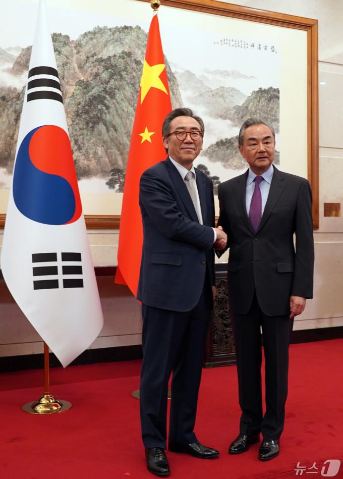 [사진] 조태열 장관, 왕이 부장과 한중 외교장관회담