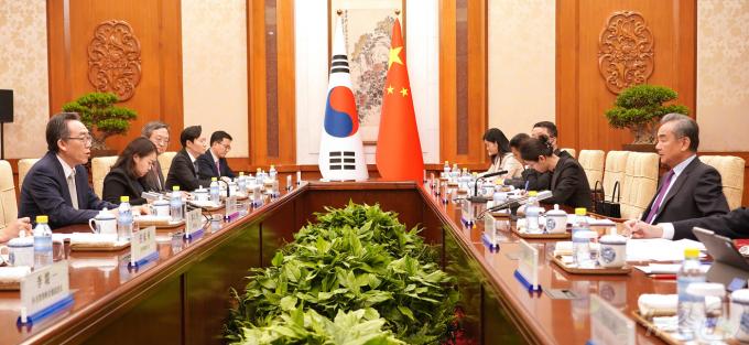 [사진] 조태열, 왕이와 한중 외교장관 회담 시작
