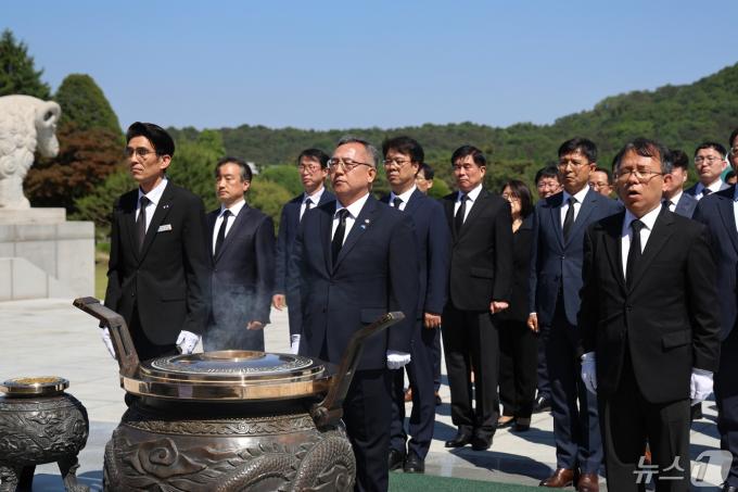 [사진] 현충탑 참배하는 김종철 신임 병무청장