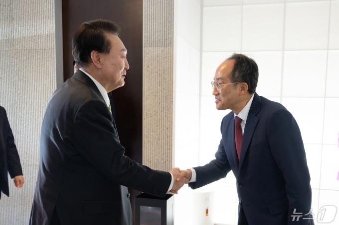 [사진] 추경호 원내대표와 악수하는 윤 대통령