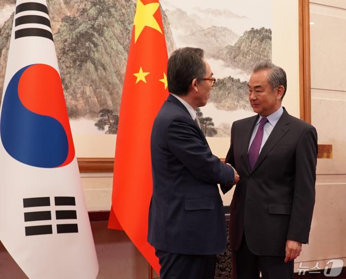 [사진] 왕이 부장과 악수 나누는 조태열 외교부 장관