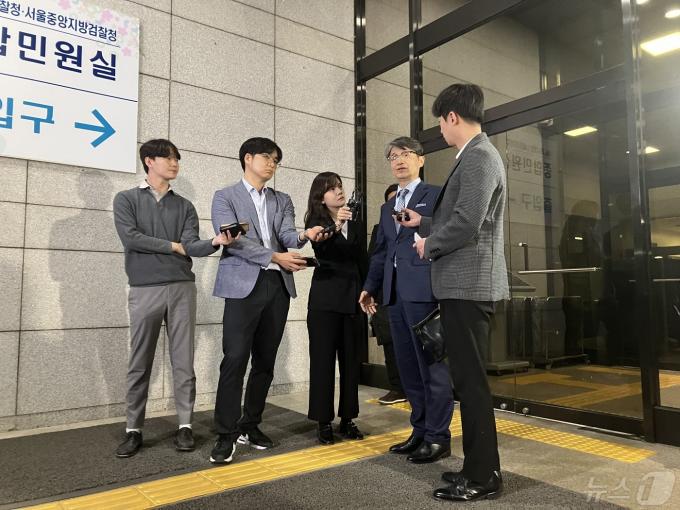 윤석열 대통령의 부인 김건희 여사에게 명품 가방을 건넨 최재영 목사(오른쪽 두 번째)가 3일 오후 9시 42분쯤 12시간에 걸친 검찰 조사를 마치고 서울중앙지검을 나서면서 기자들과 만나 질의응답을 하고 있다. 2024.5.13./ⓒ 뉴스1 김기성 기자