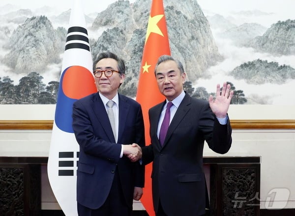 조태열 외교부 장관(왼쪽)과 왕이 중국 외교부장이 13일 오후 중국 베이징에서 열린 한중 외교장관회담에 앞서 인사를 나누고 있다. 2024.5.13 (중국 외교부 갈무리)