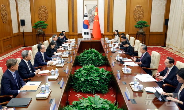 조태열 외교부 장관과 왕이 중국 외교부장이 13일 오후 중국 베이징에서 열린 한중 외교장관회담을 실시하고 있다. 2024.5.13 (중국 외교부 갈무리)