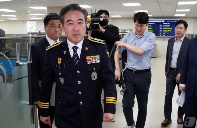 [사진] 보이스피싱 상담 업무 둘러보는 윤희근 경찰청장
