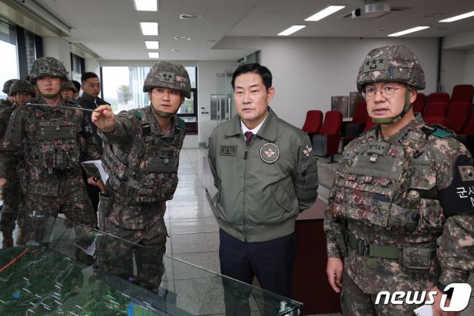 신원식 국방부 장관이 지난해 10월 9일 대비태세 현장지도를 위해 육군1보병사단 도라OP를 찾아 지형 설명을 들으며 대비태세 보고를 받고 있다. (국방부 제공) 2023.10.9/뉴스1