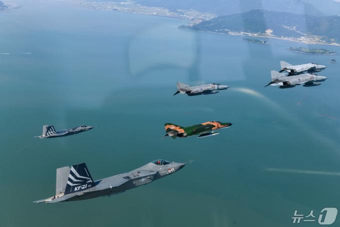 공군은 12일 '필승편대' F-4E 팬텀 4대가 49년 만의 국토순례 비행을 성공적으로 실시했다고 밝혔다. 사진은 지난 9일 팬텀 필승편대가 국토순례 비행 중 삼천포 상공을 지나는 모습. (공군 제공) 2024.5.12/뉴스1