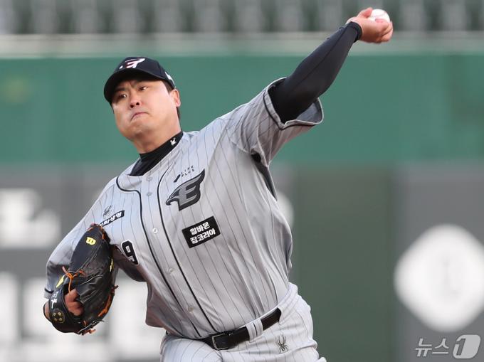 8일 오후 부산 사직야구장에서 열린 '2024 신한 SOL 뱅크 KBO리그' 롯데 자이언츠와 한화 이글스의 경기, 1회말 한화 선발 류현진이 역투하고 있다. 2024.5.8/뉴스1 ⓒ News1 윤일지 기자