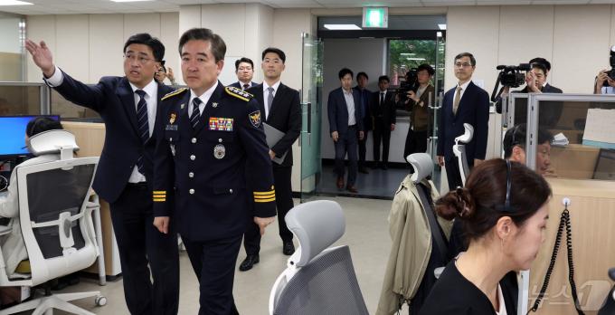 [사진] 보이스피싱 상담 살펴보는 윤희근 청장