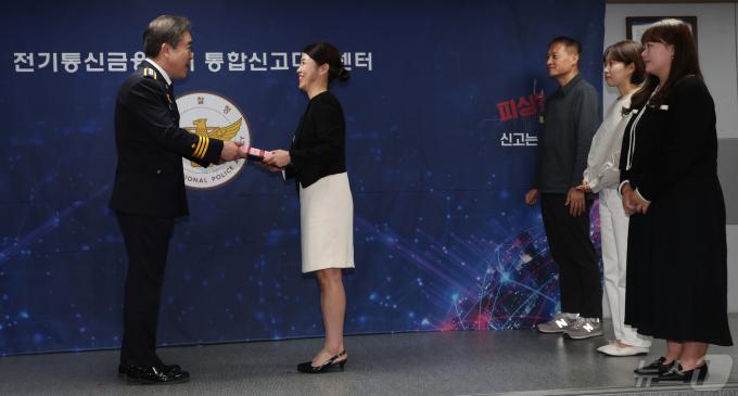 [사진] 보이스피싱 상담원 격려하는 윤희근 경찰청장