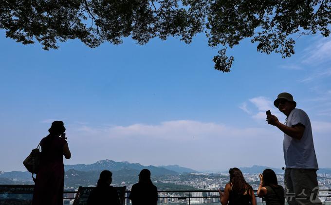 맑은 날씨가 이어진 9일 서울 중구 남산에서 바라본 도심 하늘이 파랗다. 2024.5.9/뉴스1 ⓒ News1 김도우 기자