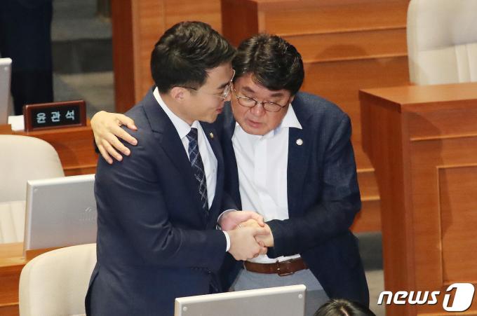 2023년 7월 27일 김남국 무소속 의원(왼쪽)과 황운하 더불어민주당 의원이 서울 여의도 국회에서 열린 제408회 국회(임시회) 제2차 본회의에서 이야기를 나누고 있다. 2023.7.27/뉴스1 ⓒ News1 임세영 기자