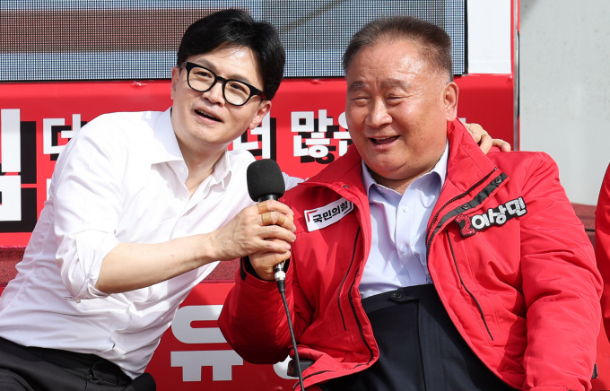 이상민 국민의힘 의원(대전 유성을)이 한동훈 전 국민의힘 비상대책위원장이 전당대회 출마로 마음이 기운 것 같다고 밝혔다. 사진은 한 전 위원장(왼쪽)이 지난달 2일 대전 유성구 지족역 사거리에서 열린 ‘국민의힘으로 유성살리기’ 지원유세에서 이 의원의 지지를 호소하는 모습. /사진=뉴시스 