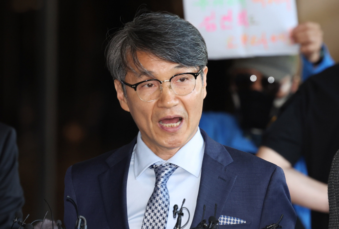 윤석열 대통령의 부인 김건희 여사에게 명품백을 전달한 혐의를 받는 최재영 목사가 검찰 조사를 마친 뒤 사실관계를 다 확인해줬다고 밝혔다. 사진은 최 목사가 지난 13일 서울 서초구 서울중앙지방검찰청에서 '김건희 여사 명품 가방 수수 의혹'과 관련 피의자 신분 조사를 받기 위해 검찰로 들어서며 취재진의 질문에 답변하는 모습. /사진=뉴시스