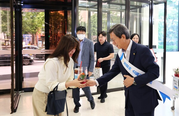 윤해진 NH농협생명 대표가 13일 출근하는 직원들에게 청렴 등을 강조했다./사진=농협생명