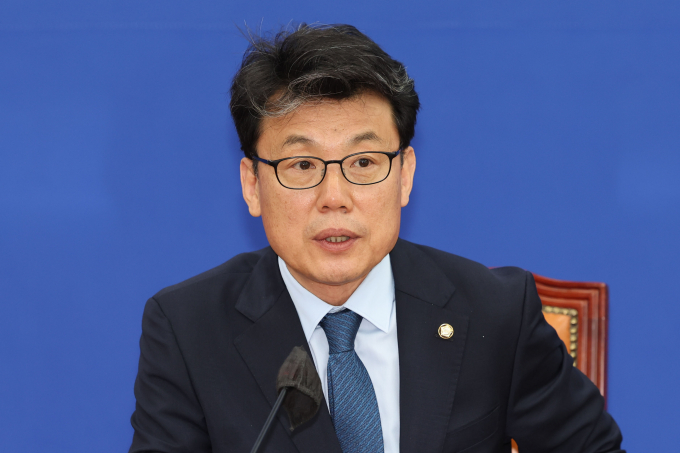 진성준 더불어민주당 정책위의장이 전국민 25만원 민생회복지원금을 22대 국회 1호 법안으로 추진하겠다고 밝혔다. 사진은 진 의장이 지난 10일 서울 여의도 국회에서 정책현안 관련 기자간담회를 하는 모습. /사진=뉴시스