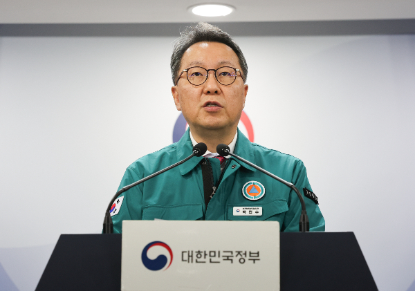 시민단체 투명사회를위한정보공개센터가 보건복지부 공무원들이 의과대학 증원 관련 회의록 정보공개청구에 '없다'고 통지했던 것은 허위공문서작성이라며 고발했다. 박민수 보건복지부 제2차관이 지난 10일 서울 종로구 정부서울청사에서 의사 집단행동 중앙사고수습본부 브리핑을 하고 있다. /사진=뉴스1