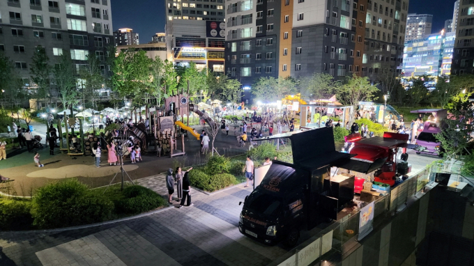 KT리빙이 운영하는 동탄호수공원 리슈빌 입주자 대상 계절프로그램 '비어가든' 행사 /사진 제공=KT에스테이트