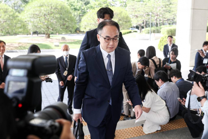 이원석 검찰총장이 서울 서초구 대검찰청으로 출근하며 법무부가 단행한 검찰 인사에 대해 입장을 밝혔다. 사진은 14일 오전 서울 서초구 대검찰청으로 출근하며 김건희 여사 명품 가방 수수 의혹 사건 수사 및 검찰 인사 등에 관해 입장을 밝힌 뒤 발걸음을 옮기고 있는 이원석 검찰총장. /사진= 뉴스1   