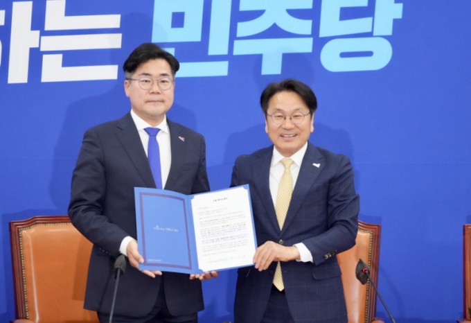 강기정 광주광역시장이 14일 박찬대 더불어민주당  원내대표에게 ‘오월 광주의 편지’를 전달하고 있다./사진=광주시