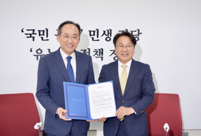 강기정 광주광역시장이 14일 추경호 국민의힘 원내대표에게 ‘오월 광주의 편지’를 전달하고 있다./사진=광주시