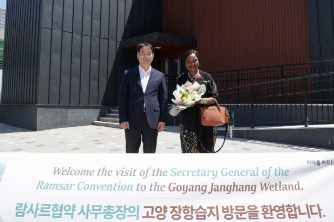 지난 13일 고양 장항습지를 방문한 무손다 뭄바 람사르협약 사무총장(오른쪽)이 이동환 고양시장(왼쪽)과 함께 기념촬영을 하고 있다. / 사진제공=고양특례시