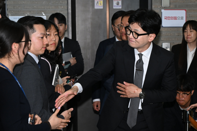 한동훈 전 국민의힘 비상대책위원장이 잠행을 끝내고 정치계 복귀 시동을 걸고 있다. 사진은 한 전 위원장(오른쪽)이 지난달 11일 서울 여의도 중앙당사에서 총선 결과에 따른 위원장직 사퇴 입장을 밝히고 당사를 나서며 취재진과 인사하는 모습. /사진=뉴스1(공동취재)  