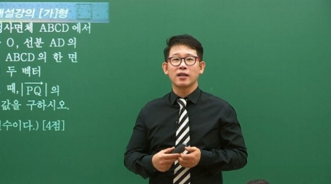 '1세대 일타강사'로 유명한 '삽자루' 우형철씨가 별세하자, 추모의 물결이 일고 있다. 사진은 우형철씨의 생전 모습. /사진= 우형철씨 인스타그램 캡처 