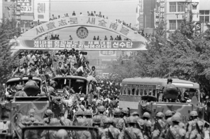 1980년 5월18일 전남 광주시에선 민주주의를 외치는 시민들의 항쟁이 시작됐다. 사진은 1980년 5·18 민주화 운동 당시 계엄군과 시민들이 대치하고 있는 모습. /사진=광주시