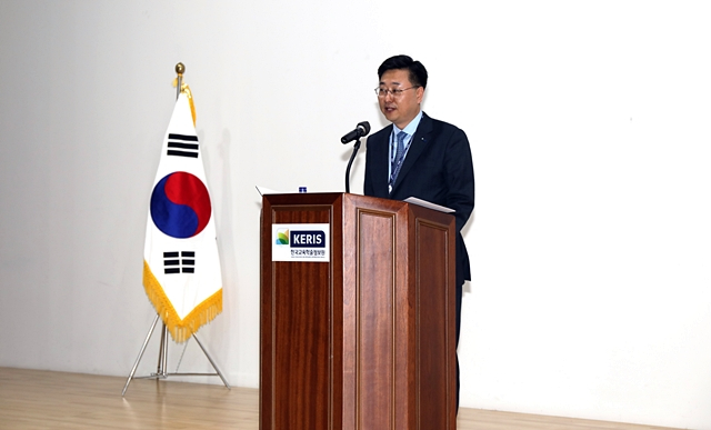 정제영 신임 제12대 KERIS 원장이 14일 취임식에서 인사말을 하고 있다./사진제공=한국교육학술정보원
