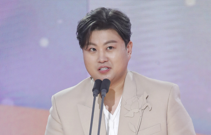 유명 트로트가수 김호중씨가 교통사고를 내고 달아난 혐의로 경찰 조사를 받고 있다. 사진은 지난달 12일 오후 서울 마포구 상암동 SBS 프리즘타워에서 열린 '트롯뮤직어워즈 2024'에서 '최고의 가수상'을 수상한 가수 김호중. /사진=뉴스1