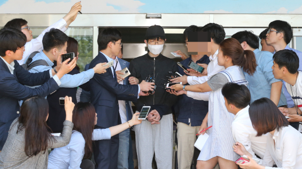 '강남역 묻지마 살인사건'은 한국 사회의 젠더 갈등을 촉발시켰다. 사진은 지난 2016년 5월19일 오후 서울 서초경찰서에서 영장실질심사를 위해 서울중앙지법으로 이동하는 김모씨. /사진=머니투데이 