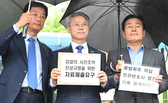 쌍방울 대북송금 의혹과 관련해 '검찰청 술자리 회유 주장'을 한 이화영 경기도 전 평화부지사가 검찰을 허위공문서 작성 혐의로 고발했다. 사진은 지난 7일 경기도 수원구치소 앞에서 '검찰 술자리 회유 의혹'과 관련해 이화영 전 경기도평화부지사를 접견하기 앞서 발언하고 있는 민형배 더불어민주당 정치검찰 사건조작 대책단장과 의원 및 당선자들. /사진= 뉴시스 