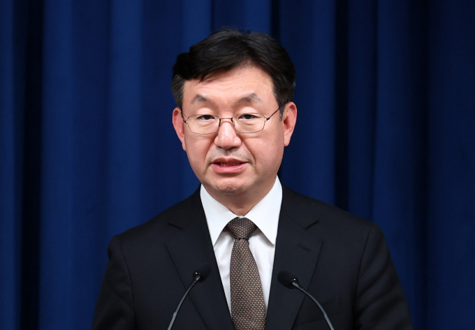 성태윤 대통령실 정책실장이 14일 브리핑을 통해 라인 야후 사태에 대해 일본 정부가 네이버의 의사에 배치되는 일을 해서는 안된다고 강조했다. 사진은 성 정책실장이 14일 서울 용산 대통령실 청사에서 '라인 사태' 관련 브리핑을 하는 모습. /사진=뉴시스