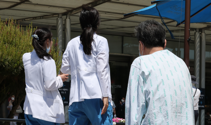 대한종합병원협의회가 의대 정원을 3000명씩 늘리자고 주장한 사실이 드러나면서 의료계의 강한 비판에 직면했다. 지난 14일 서울소재 한 종합병원에서 한 환자가 휴식을 취하고 있는 가운데 의료진들이 이동하고 있다. /사진=뉴스1