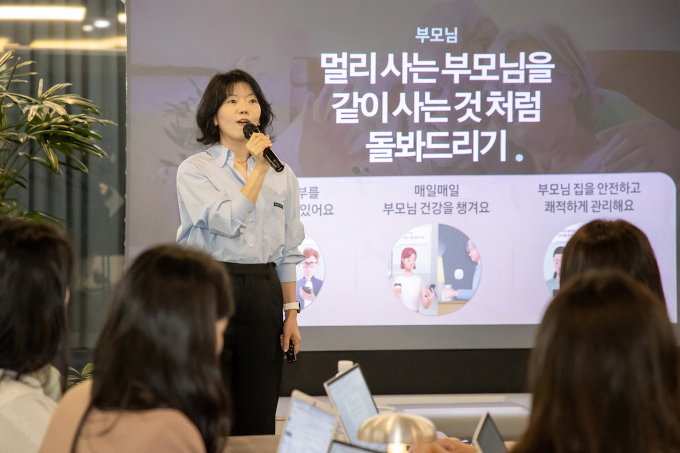 김현정 프로가 14일 수원사업장 디지털시티에 위치한 CX·MDE(고객 중심 멀티 디바이스 경험)센터에서 'AI 라이프'에 대해 발표하고 있다. /사진=삼성전자