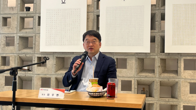 이우현 OCI홀딩스 회장이 14일 기자들과 만나 제약·바이오 회사 인수 가능성을 언급했다. 사진은 이날 기자간담회를 진행하는 이 회장. /사진=김동욱 기자