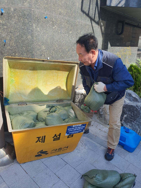 여름철 집중호우 대비해 시흥시 대야·신천동 관련 공무원이 제설함 모래주머니를 비축하고 있다. / 사진제공=시흥시