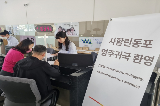 LH가 영구 귀국한 사할린동포의 안정적인 정착을 위해 공공주택을 지원한다. 사진은 지난 13일 LH 인천지역본부에 마련된 사할린동포 LH 임대주택 계약체결 현장 모습. /사진=LH