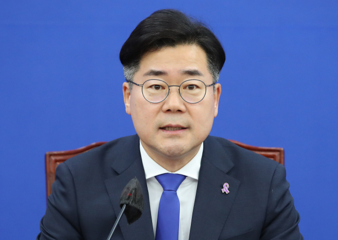 박찬대 더불어민주당 원내대표가 이재명 민주당 당대표 연임론에 대해 지지자들이 연임을 요구 중이라고 말했다. 사진은 박 원내대표가 14일 서울 여의도 국회에서 열린 원내대책회의에서 발언하는 모습. /사진=뉴스1