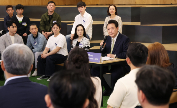 아이돌 출신 페인트 도장공이 민생토론회에 참석해 발언해 주목을 받았다. 사진은 14일 서울 중구 서울고용복지플러스센터에서 '고맙습니다. 함께 보듬는 따뜻한 노동현장' 주제로 열린 민생토론회에서 발언하는 윤석열 대통령. /사진=뉴시스