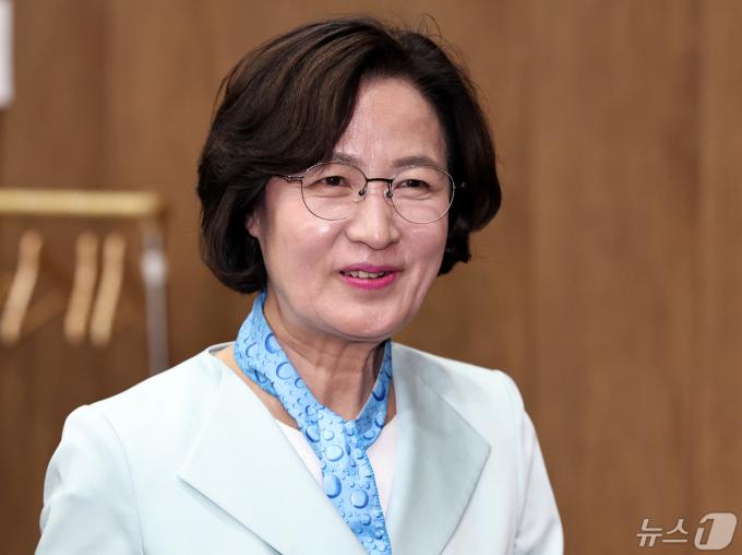 추미애 더불어민주당 당선인이 8일 오후 서울 여의도 국회 소통관에서 제22대 국회의장 선거 출마선언 기자회견을 하기 위해 회견장에 들어서고 있다. 2024.5.8/뉴스1 ⓒ News1 구윤성 기자