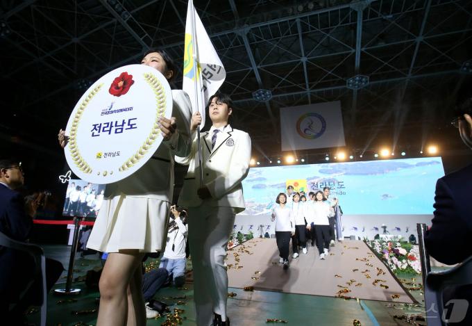 제18회 전국장애학생체육대회가 14일 목포실내체육관에서 개회식을 열었다.(대한장애인체육회 제공)