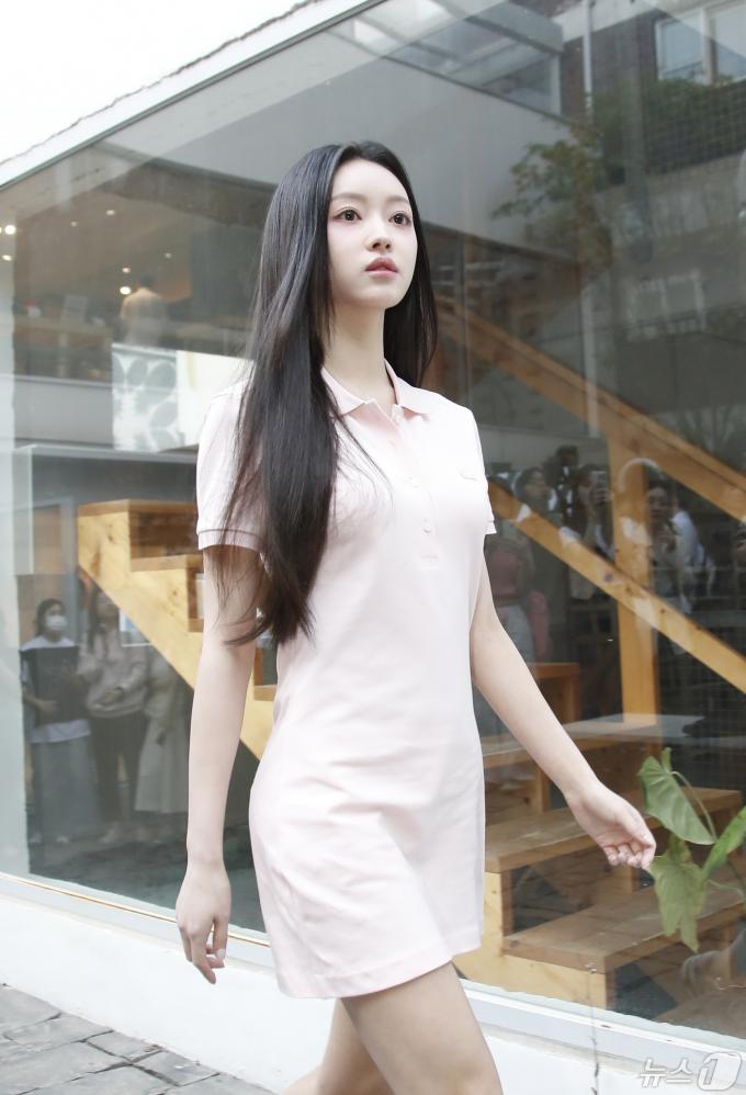 [사진] 오마이걸 유아, 인형이 걸어오네