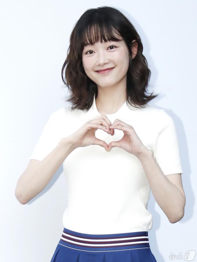 [사진] 이유미, 하트 선물