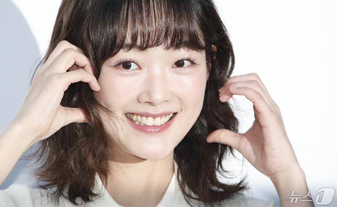 [사진] 이유미, 행복을 주는 볼 하트