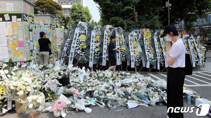 지난해 7월 21일 서울 서초구 서이초등학교에 마련된 극단적 선택으로 세상을 떠난 교사의 추모공간에 시민들의 발길이 이어지고 있는 모습. 2023.7.21/뉴스1 ⓒ News1 박지혜 기자