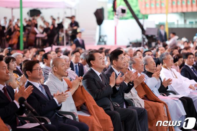 2023년 5월 27일 윤석열 대통령이 서울 종로구 조계사에서 열린 불기 2567년 부처님오신날 봉축법요식에 참석해 내빈들과 박수치고 있다. (대통령실 제공) 2023.5.27/뉴스1 ⓒ News1 오대일 기자