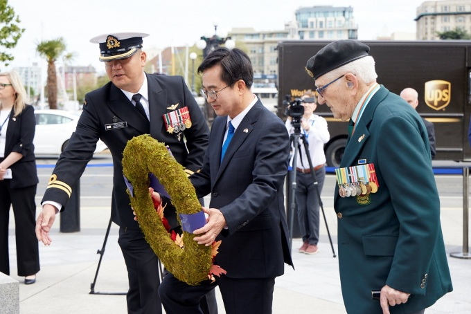 BC주 의회 앞 전쟁기념비에서 현화하고 있는 김동연 경기도지사(오른쪽 2번째). / 사진제공=경기도 